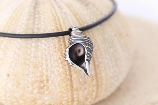 Winkle shell pendant